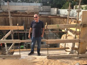 מאיר בנימין דוידי הוא יזם נדל״ן ובעלים של חברת ניצנים אחזקות ופיננסים, עם ניסיון רב בניהול פרויקטים, בנייה והתחדשות עירונית. במסגרת פעילותו ב־GreenFields, מפרסם דוידי ניתוחים מקצועיים וסקירות עומק על שוק הנדל״ן בישראל ובעולם.